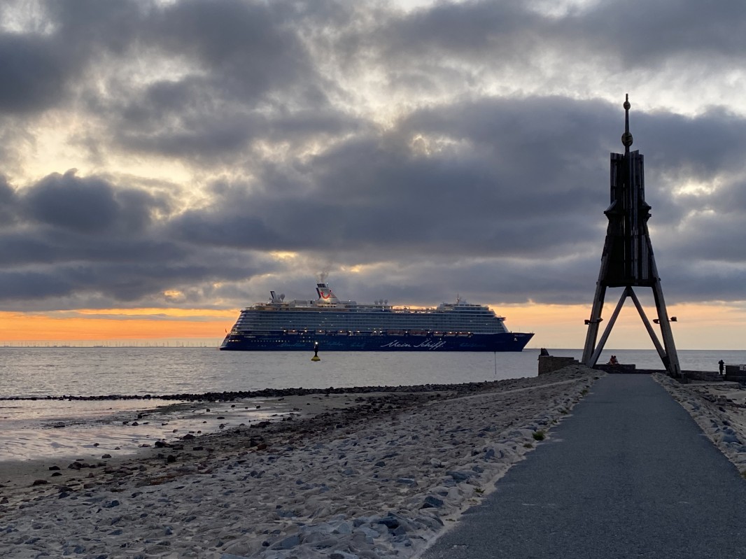 Cuxhavener Nachrichten, Dienstag 28.04.2020: "Mein Schiff 3" in Cuxhaven